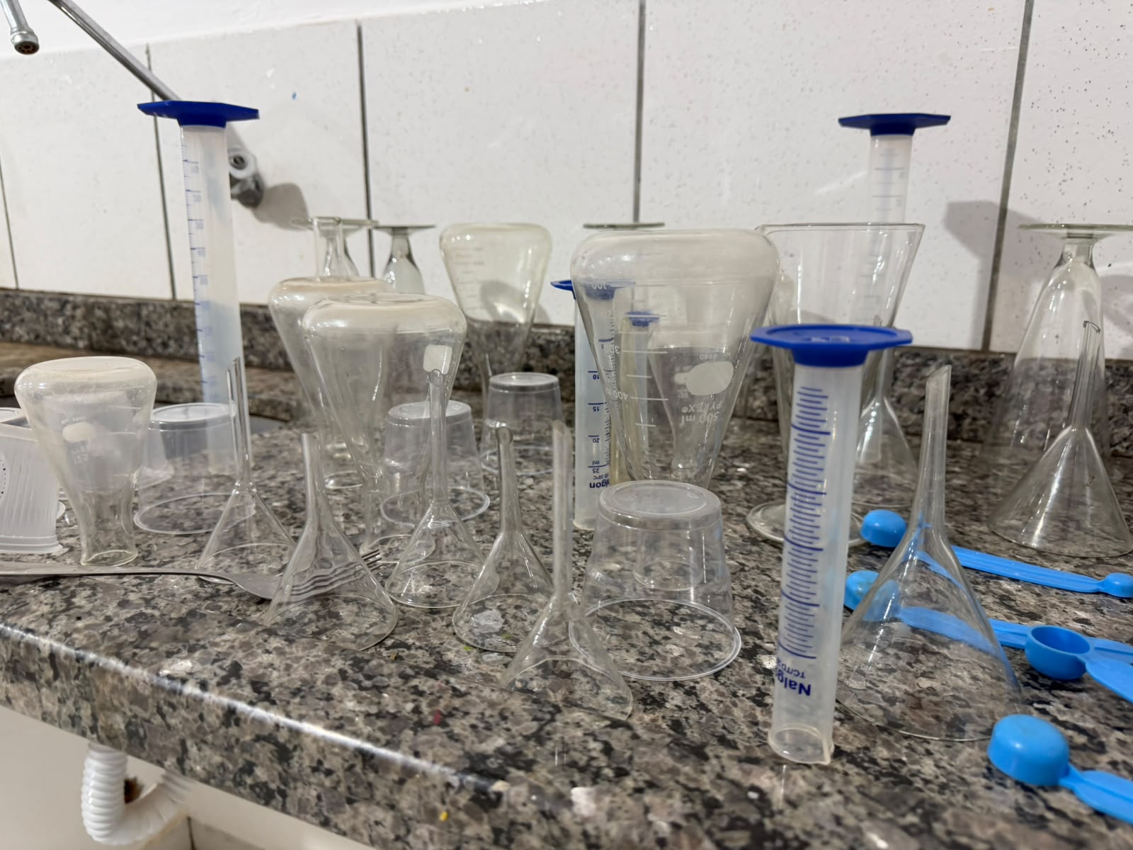 Vidrarias do laboratório da Unidade 02 do Colégio Conexão