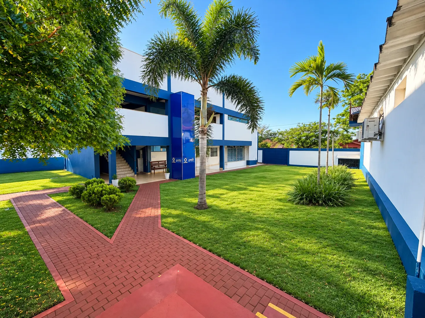 Pátio e espaço de lazer da Unidade 02 do Colégio Conexão