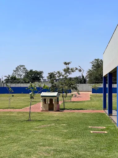 Área verde com casinha de brinquedo na Unidade 01 do Colégio Conexão