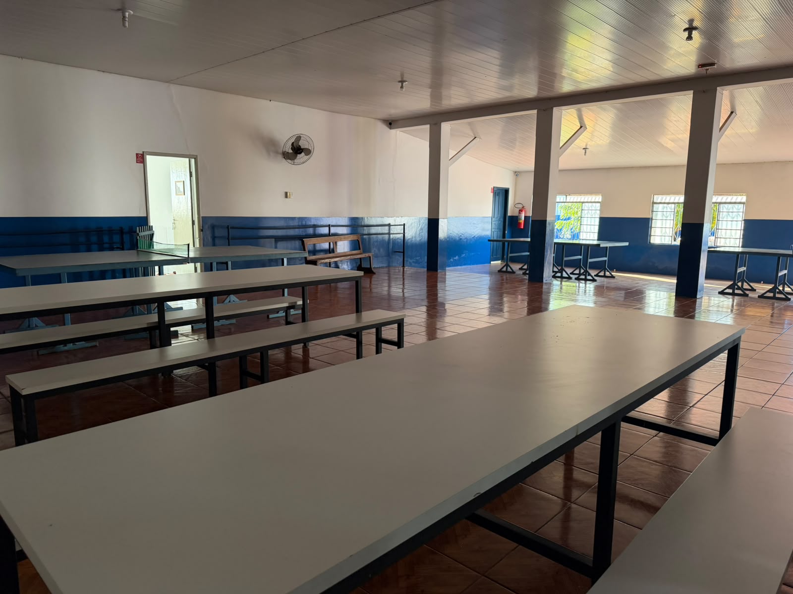 Sala de jogos com mesas de pingue-pongue da Unidade 02