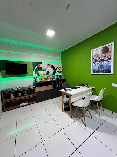 Espaço de atendimento e sala multimídia da Unidade 02