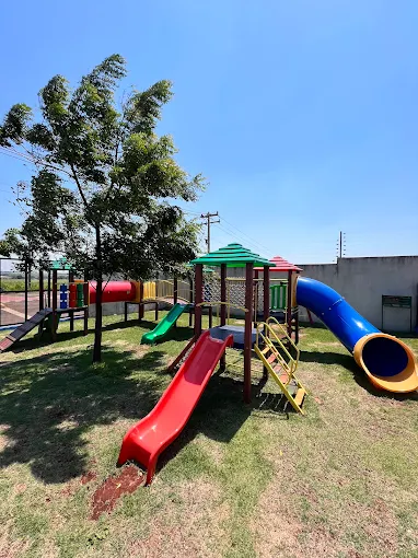Parque externo com brinquedos na Unidade 01 do Colégio Conexão