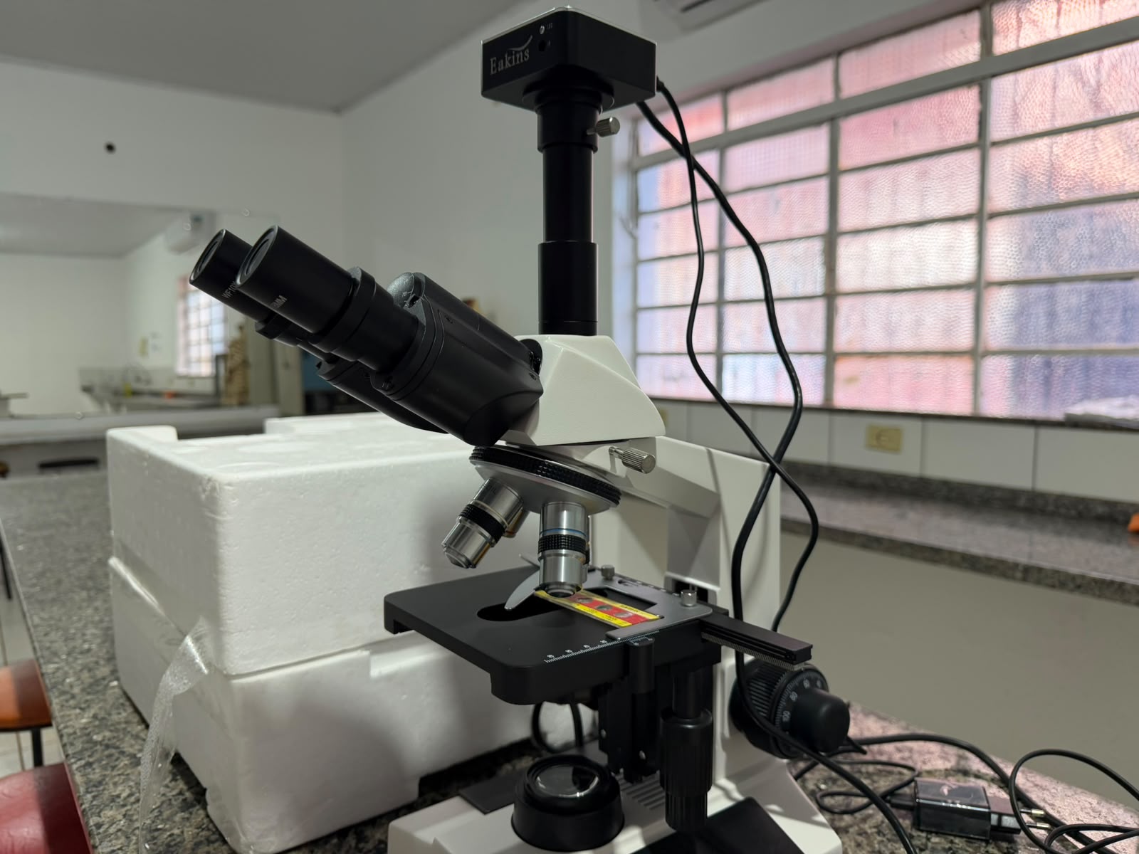 Microscópio do laboratório da Unidade 02 do Colégio Conexão